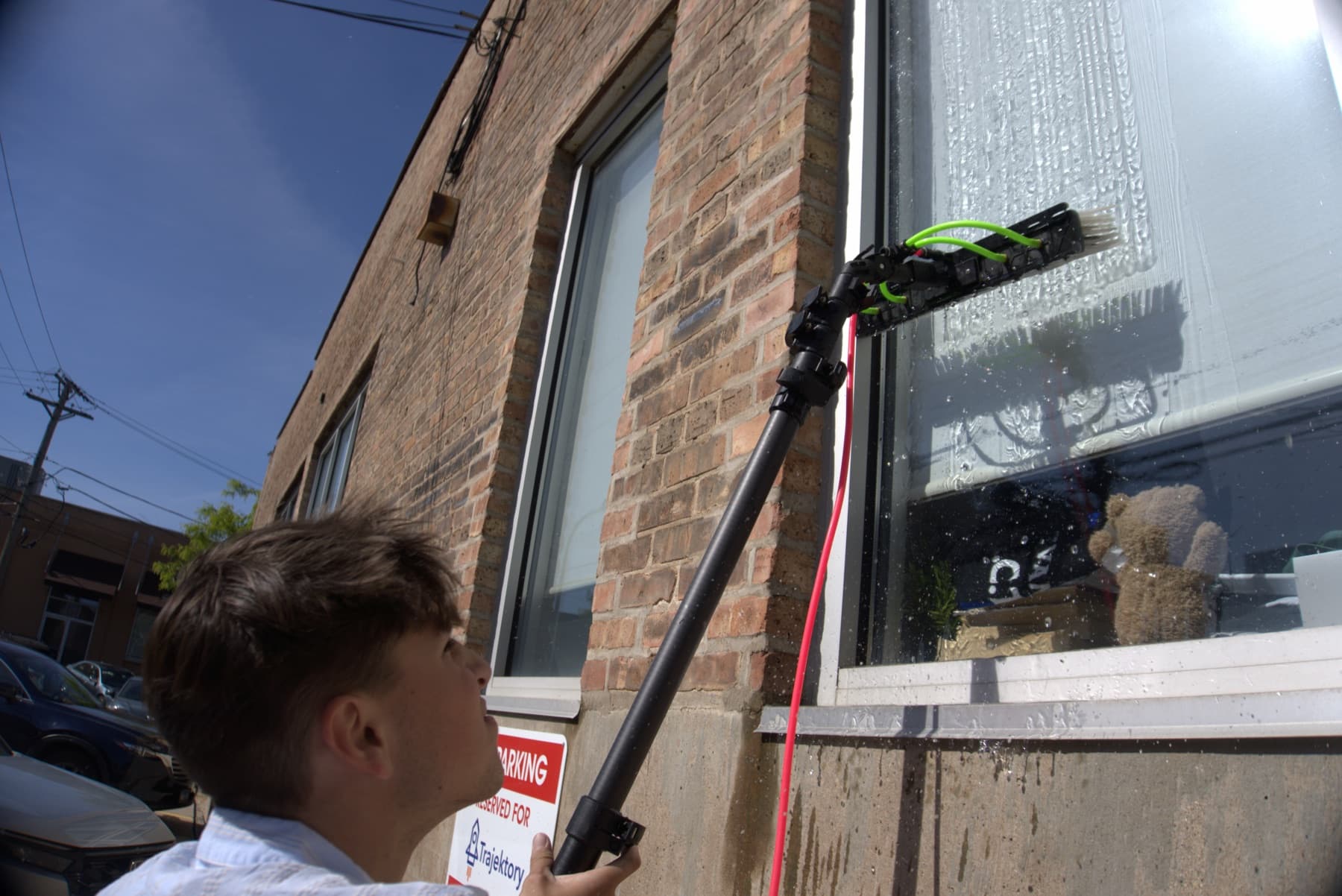 exterior window cleaning, water-fed pole in action